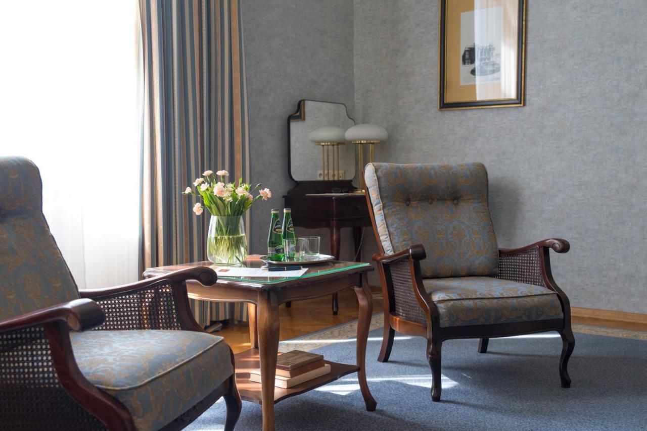 Executive Suite,813326460:JPEG