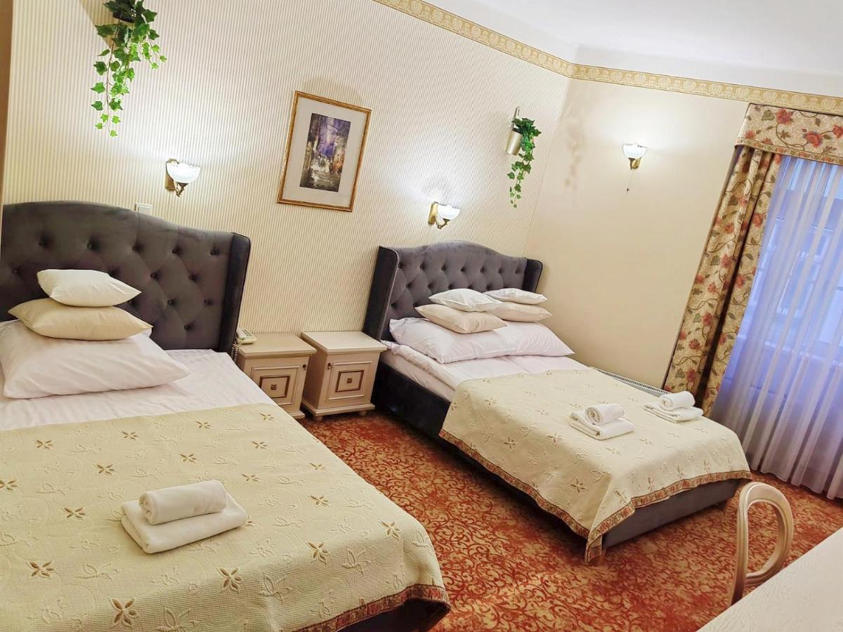 Family Room,1333562414:JPEG