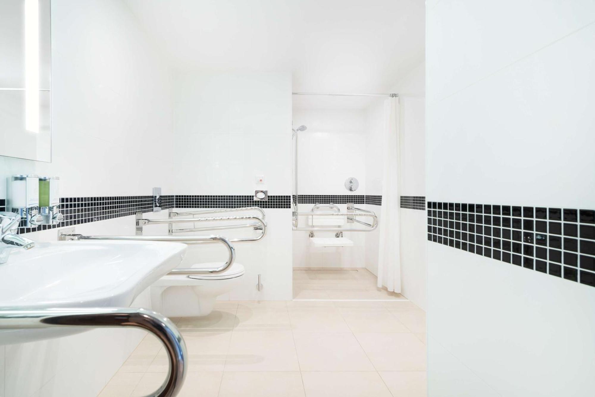 Chambre Lit Queen-Size Accessible aux Personnes à Mobilité Réduite